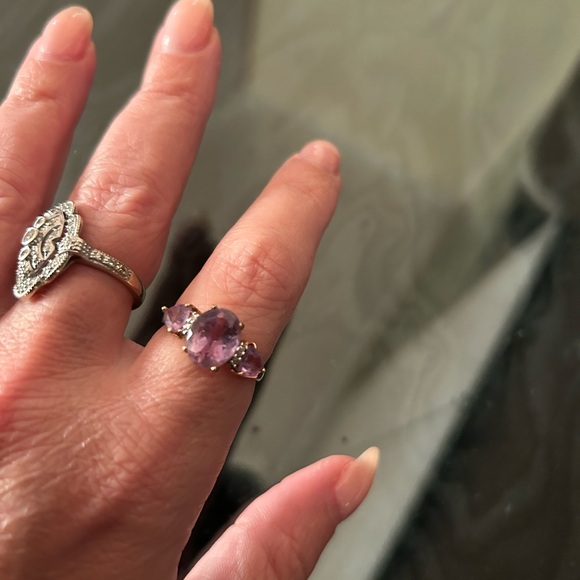 10K Genuine Gold and Amethyst Ring - Picture 3 of 3
